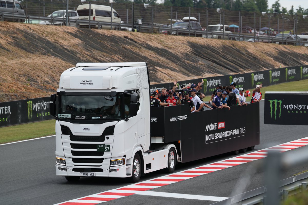 taro18777's tweet image. ファンパレは残念ながら藍くんはいなかった🥺
#MotoGP2025
#MotoGP2025日本GP🇯🇵