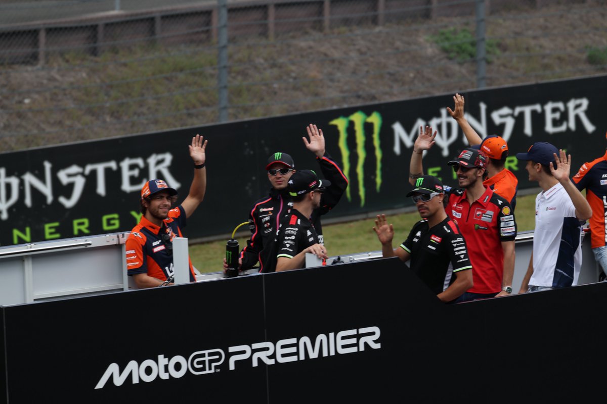 taro18777's tweet image. ファンパレは残念ながら藍くんはいなかった🥺
#MotoGP2025
#MotoGP2025日本GP🇯🇵