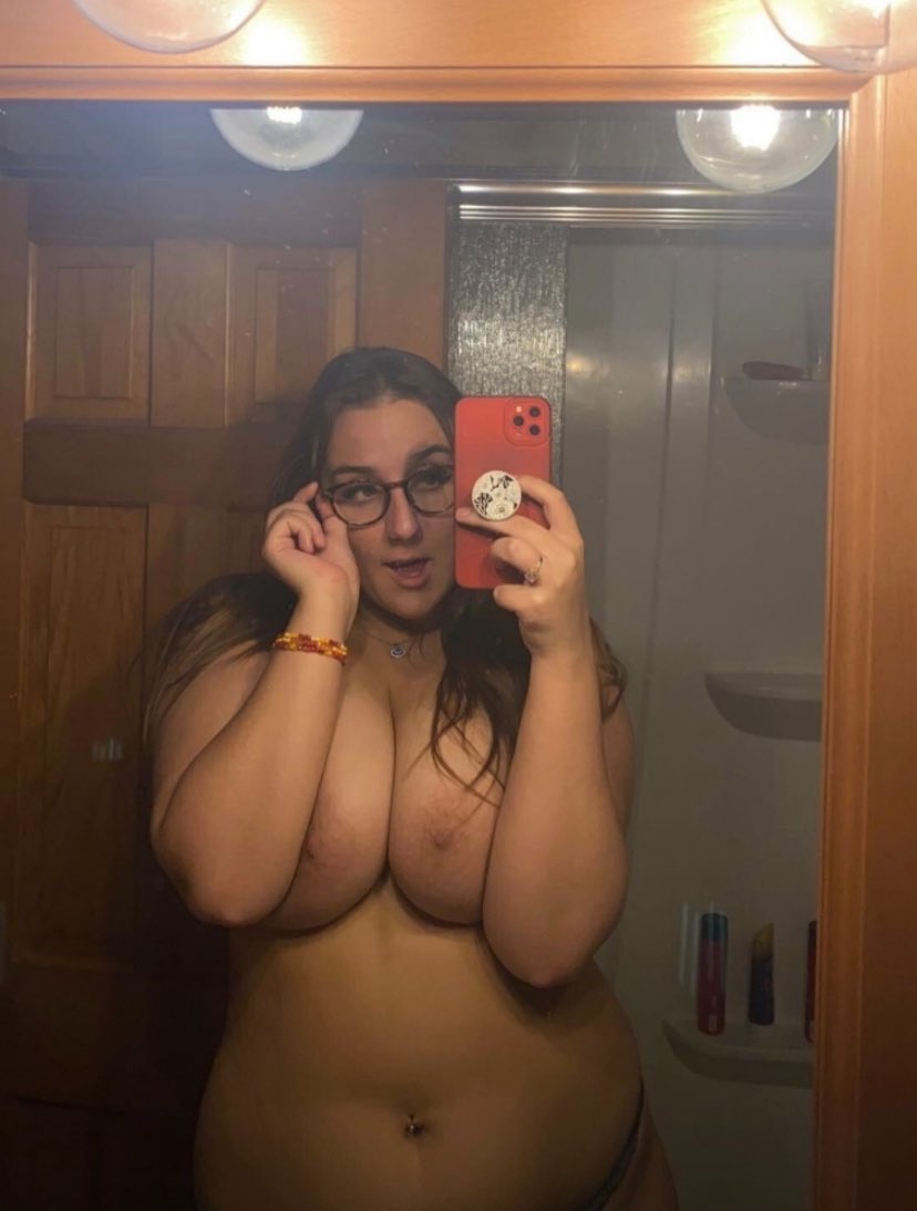 gooned907's tweet photo. This beautiful curvy girl from over in Soldotna. Mmm mmm mmm https://t.co/LYhmzkMpYf