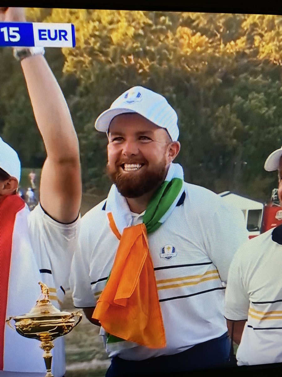 MattMcGlone9's tweet image. Shane Lowry - what a man 👊👊🇮🇪