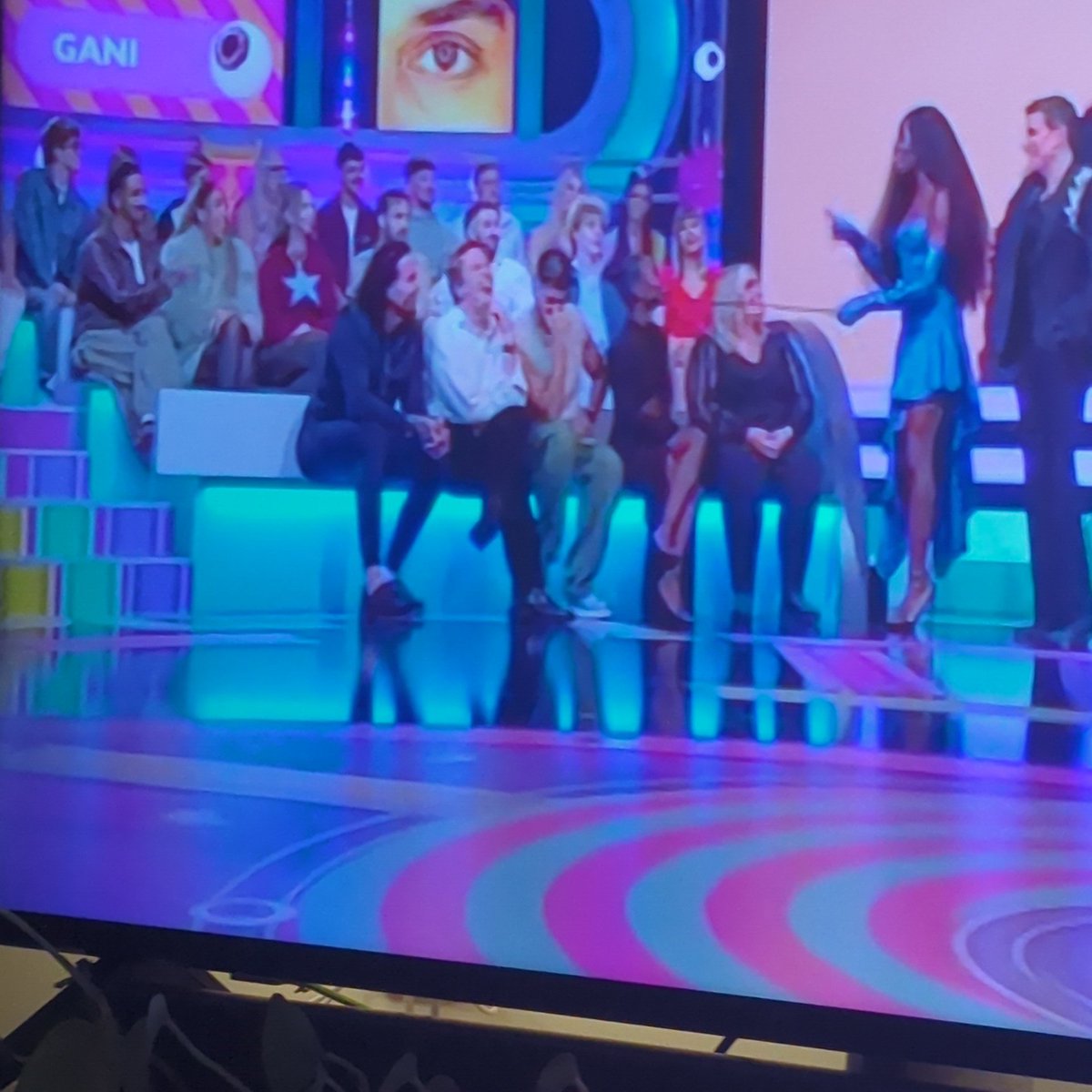 I'm obsessed with this man on the end pretending that he's with the ex-housemates #BBUK #BBLL