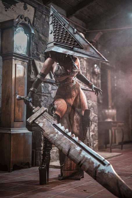 1 pic. I don't feel comfortable cosplaying things 1-to-1. I have to do a different spin or make an original