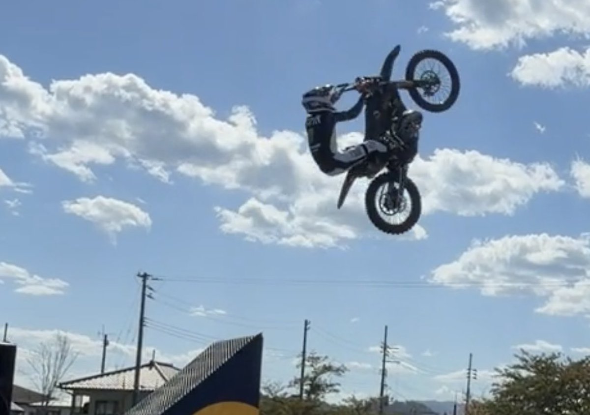 crunch_cocobad's tweet image. ずっと見ていられるわ
サスの沈み込みからの🫨
#釘村孝太　#fmxshowcase