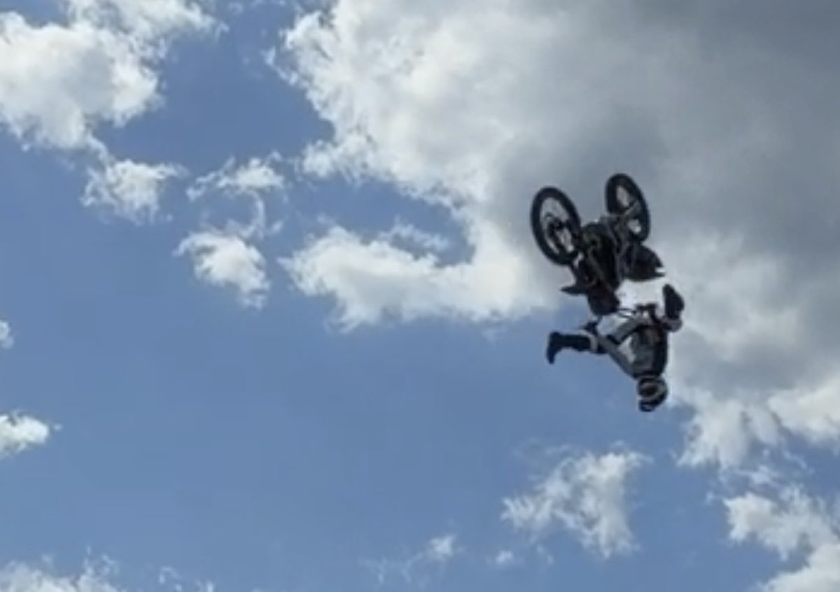 crunch_cocobad's tweet image. ずっと見ていられるわ
サスの沈み込みからの🫨
#釘村孝太　#fmxshowcase