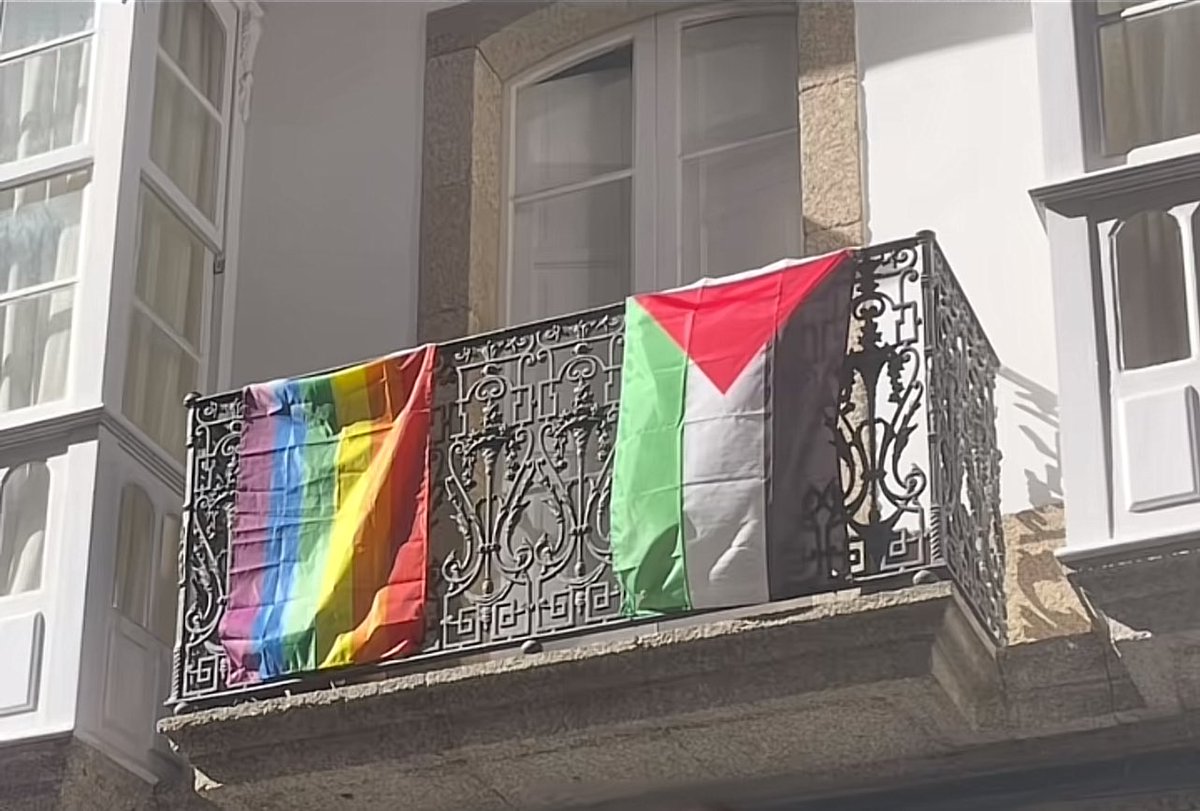 Un fort aplaudiment al idiota que ha penjat aquestes dues banderes juntes .