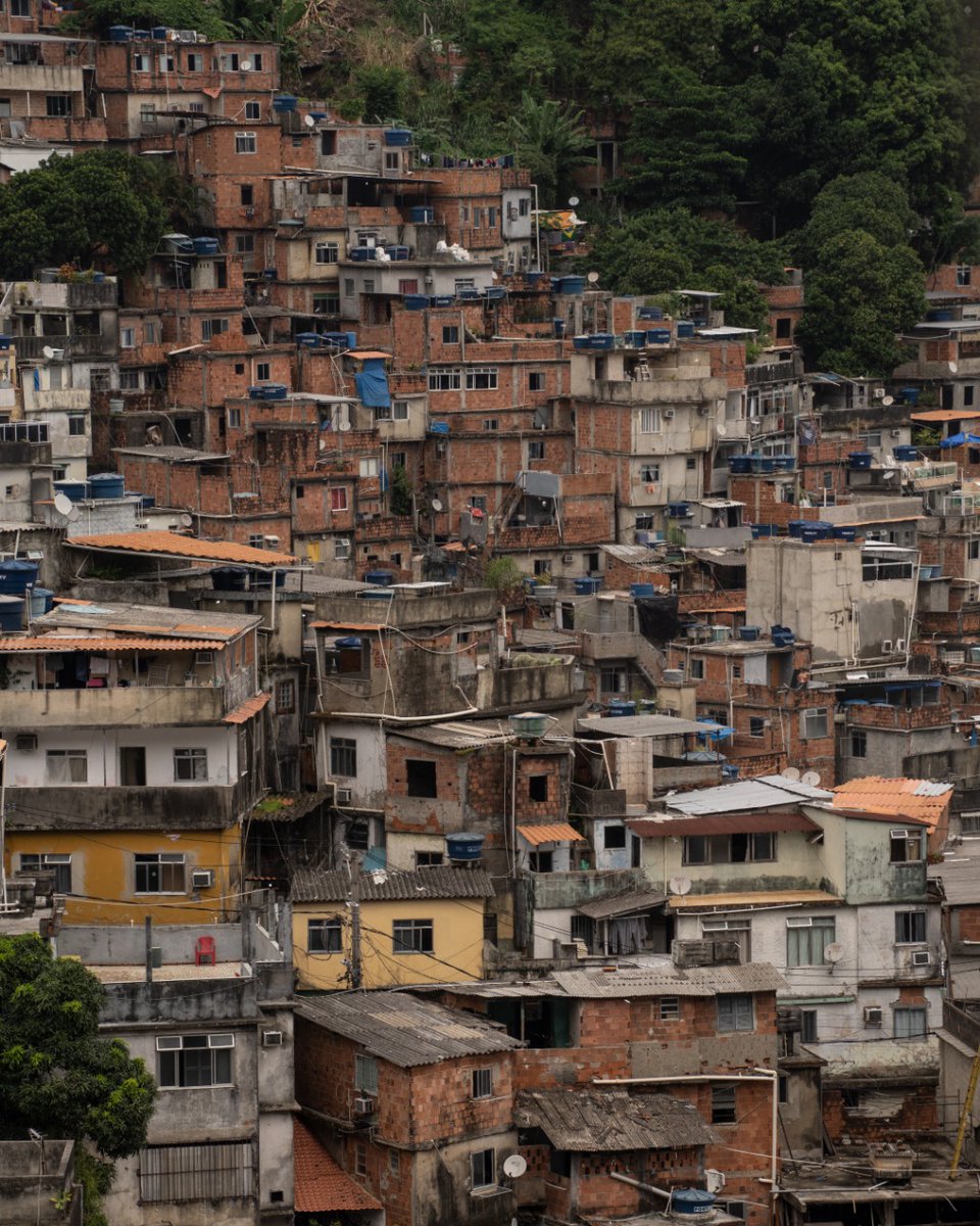 ¿Cómo diferenciar sus calles laberínticas entre lomas empinadas? ¿Cómo no confundir estas dos ciudades que parecen cortadas con el mismo pulso, que comparten gentes cálidas a pesar de la desigualdad y el dominio de la ilegalidad?

Medellín y Río de Janeiro son ciudades espejo