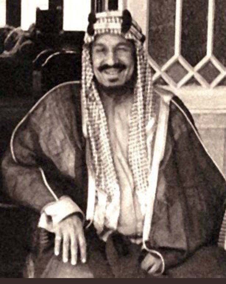 عظمة #الملك_عبدالعزيز_آل_سعود طيب الله ثراه، أسمى من أن تطالها ألسنة الحقد، وإرثه الخالد يعلو فوق #المحيط_الحاقد.. فهو صانع المجد وباني الدولة، الذي أعاد للحرمين الشريفين أمنًا وأمانًا لم يعرفاه منذ عقود، بعد أن كان الحج رحلة مودِّع لا راجع. والتاريخ شاهد على أن هذه الأرض قد