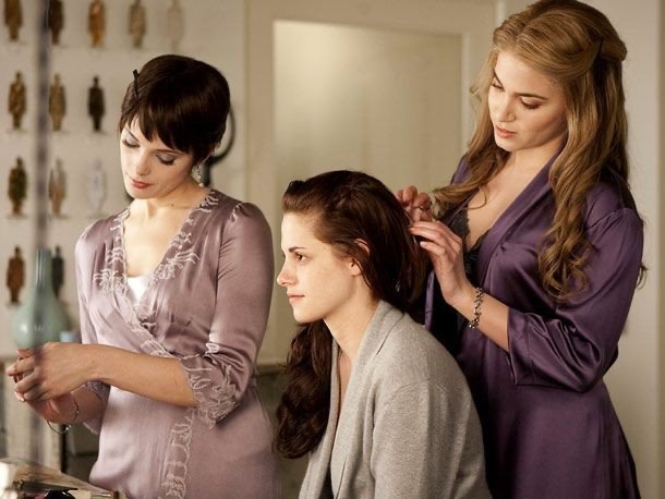 audreywhate's tweet photo. Amo o conceito que a Bella em Crepúsculo fala " roxo é legal" 

Em Amanhecer todo mundo usa roxo no casamento dela.💜 https://t.co/fYLZzw5kxX