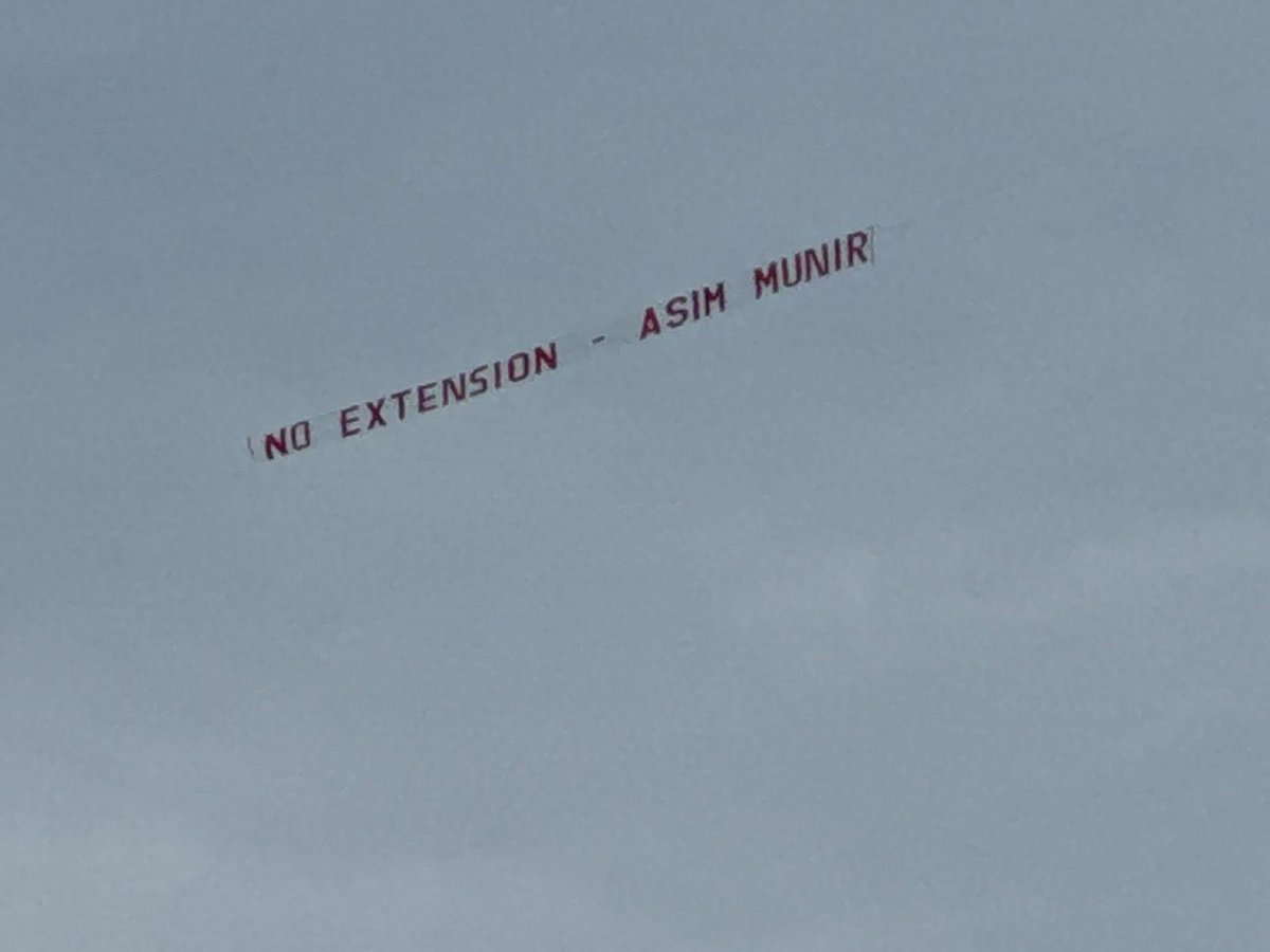 soldierspeaks's tweet photo. An aeroplane flying a banner over the New York and New Jersey Skyline stating:
NO EXTENSION - ASIM MUNIR
#NoExtension https://t.co/NF5PglHpO8