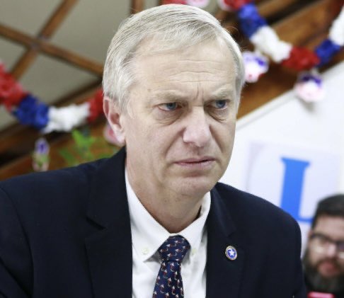 Kast pretende eliminar 6.000 millones de dólares de gasto estatal

Tu crees que se refiere a los parlamentarios, que gastan 20 millones de dólares al año app

A quién le va a quitar los restantes 5.980 millones?

A ti, pues.
Atacando la GES, los hospitales, los CESFAM, la PGU, la