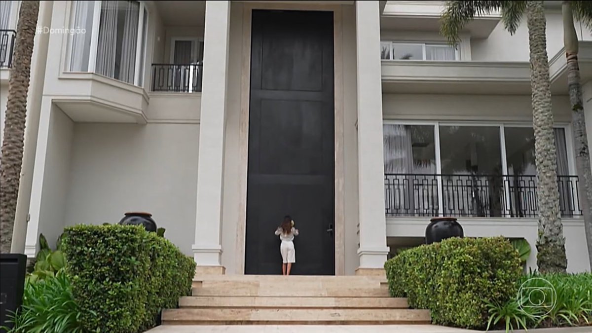 Dantinhas's tweet image. O tamanho da porta da casa do Rodrigo Faro #Domingã