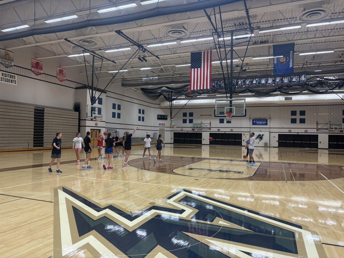 Tyler_Guenther5's tweet photo. 43 days till practice starts! Appreciate the girls working hard on a Sunday again! https://t.co/mkOB75hd8Q
