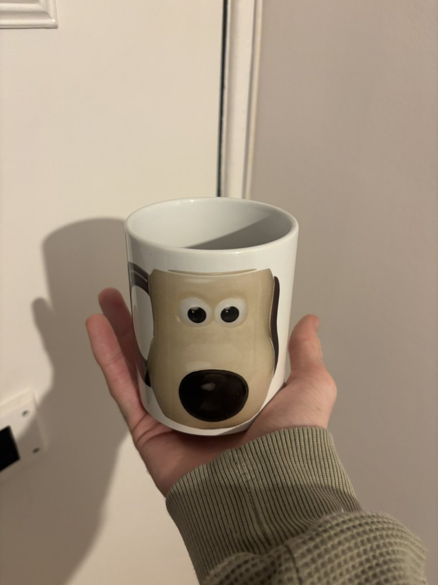 RealJellyTruck's tweet photo. ordered the gromit mug on wish what the fuck https://t.co/8TRkfp0T4S