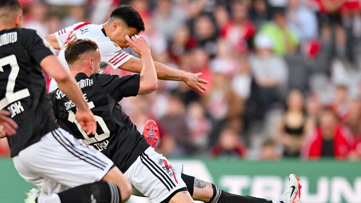 Ni en el día del hincha de River tenemos paz. Lo de River es un papelón absoluto, uno tras otro. Perder asi con ¡¡¡RIESTRA!!! de local es realmente vergonzoso. Todos culpables: DT, dirigencia y los burros de los jugadores. Cuarto partido seguido perdido. Que se vayan TODOS.