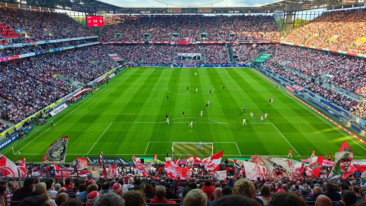 schoti75's tweet image. Noch 33 Punkte

Was der DFB heute wieder für eine Fachkraft nach Köln Müngersdorf geschickt hat, ist unglaublich.
#effzeh #koevfb