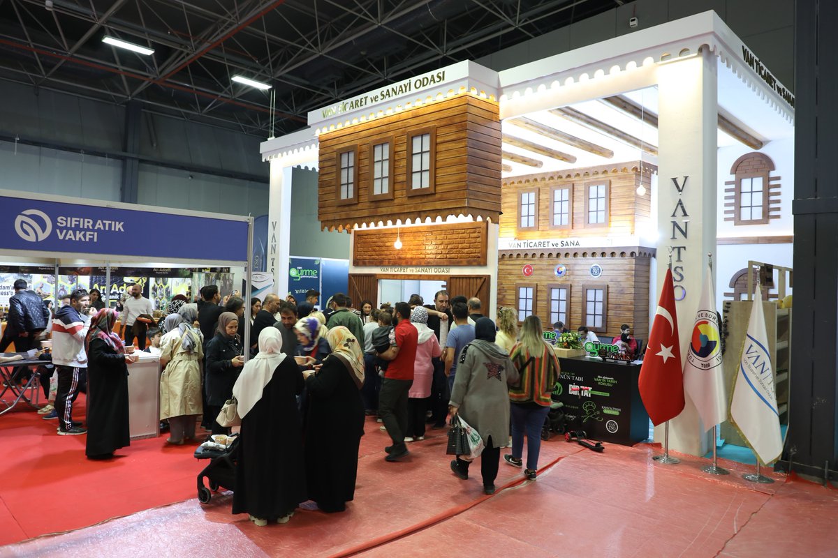 vantsokurumsal's tweet photo. Şef ve aşçılar tarafından hazırlanan yöresel yemeğimiz Bulgur Şilesini; Van Gurme ve Gastronomi Fuarı'nı ziyaret eden misafirlerimize ikram ettik.

@NecdetTakva @ResitYaren 
#VanGurme #VanGurmeveGastronomiFuarı https://t.co/TMS2fMS9kZ