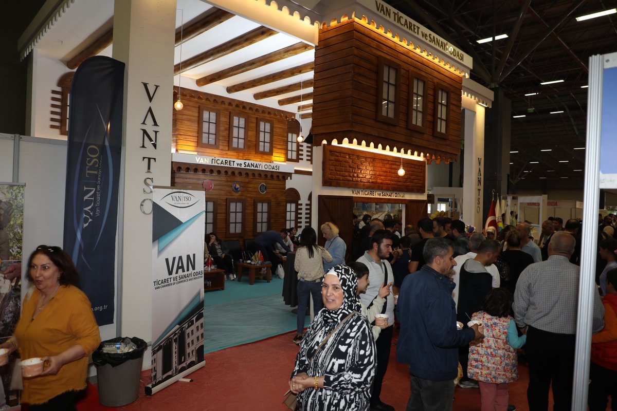 vantsokurumsal's tweet photo. Şef ve aşçılar tarafından hazırlanan yöresel yemeğimiz Bulgur Şilesini; Van Gurme ve Gastronomi Fuarı'nı ziyaret eden misafirlerimize ikram ettik.

@NecdetTakva @ResitYaren 
#VanGurme #VanGurmeveGastronomiFuarı https://t.co/TMS2fMS9kZ