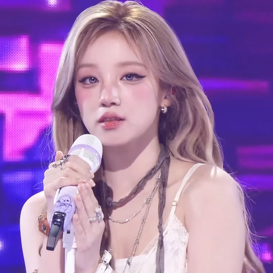 npomvtt's tweet photo. Gente a Yuqi do i-dle MAGNÍFICA, a mulher conseguiu ficar ainda mais linda do que ela sempre foi eu estou sem palavras, apaixonada, indignada, deslumbrada, embasbacada, que entidade divina! https://t.co/G6SpBxdNrh
