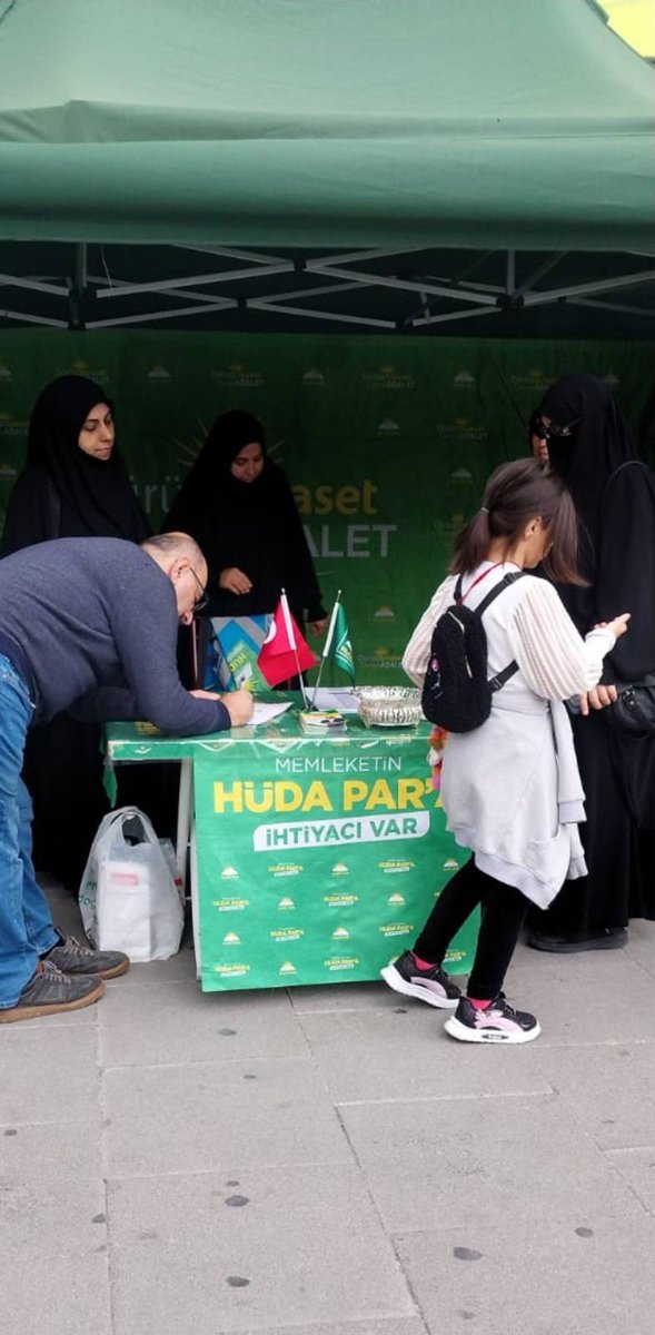 Kadın Kolları Başkanımız Zeynep Sarıağaç, Arnavutköy’de açılan HÜDA PAR standımızı ziyaret etti.

Parti tanıtımı ve üyelik işlemlerine destek olup misyonumuzdan bahsettik. Hizmet ve projelerimizi gerçekleştirmek için çalışmaya ve sahada bire bir temasa devam.
#HÜDAPAR