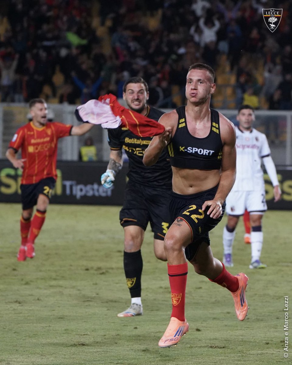 OfficialUSLecce's tweet photo. 17 anni e 202 giorni 🤯 https://t.co/N9aZOoCB1Q