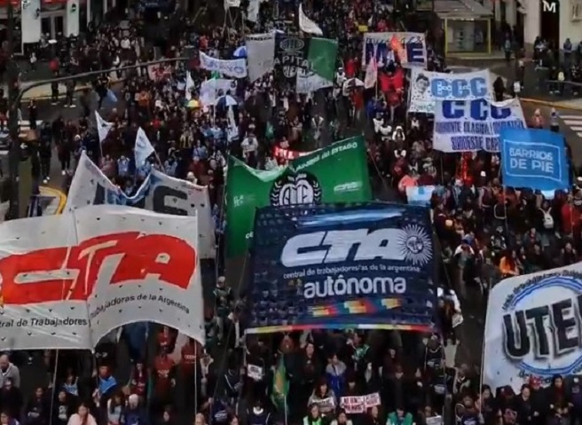 Colectivos feministas argentinos y una marcha “selectiva” pidiendo justicia por el triple asesinato de tres jóvenes en manos de narcotraficantes icndiario.com/2025/09/colect… #femicidio #kirchneristas #pañuelosverdes