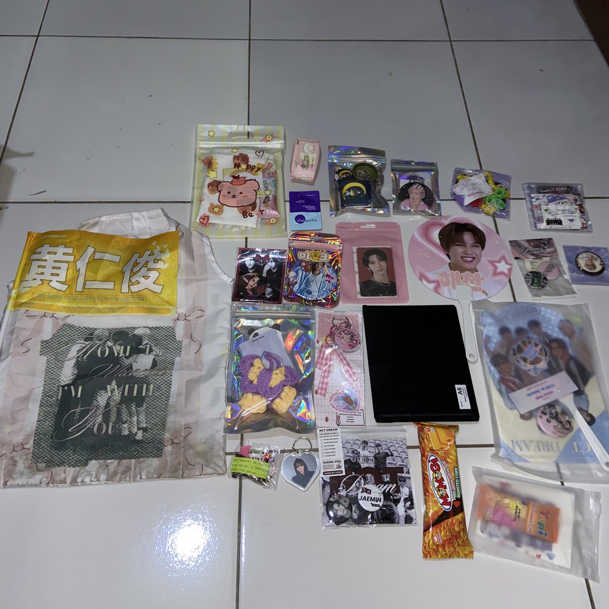 chirpkayio's tweet photo. etmin kayi here! (yang tadi konser) makasih banyak freebiesnya sayang sayangkuuu 🥺🥺🥺 @mahaedraft @deluciomark @MarJhopicchu @haembulllll @jeonupaww_ @jcdreamies @ravenzardss @markfmint @gallimimush @awankuning23 @jhrasyfa @jenayang_ https://t.co/AjMsKjYlpG