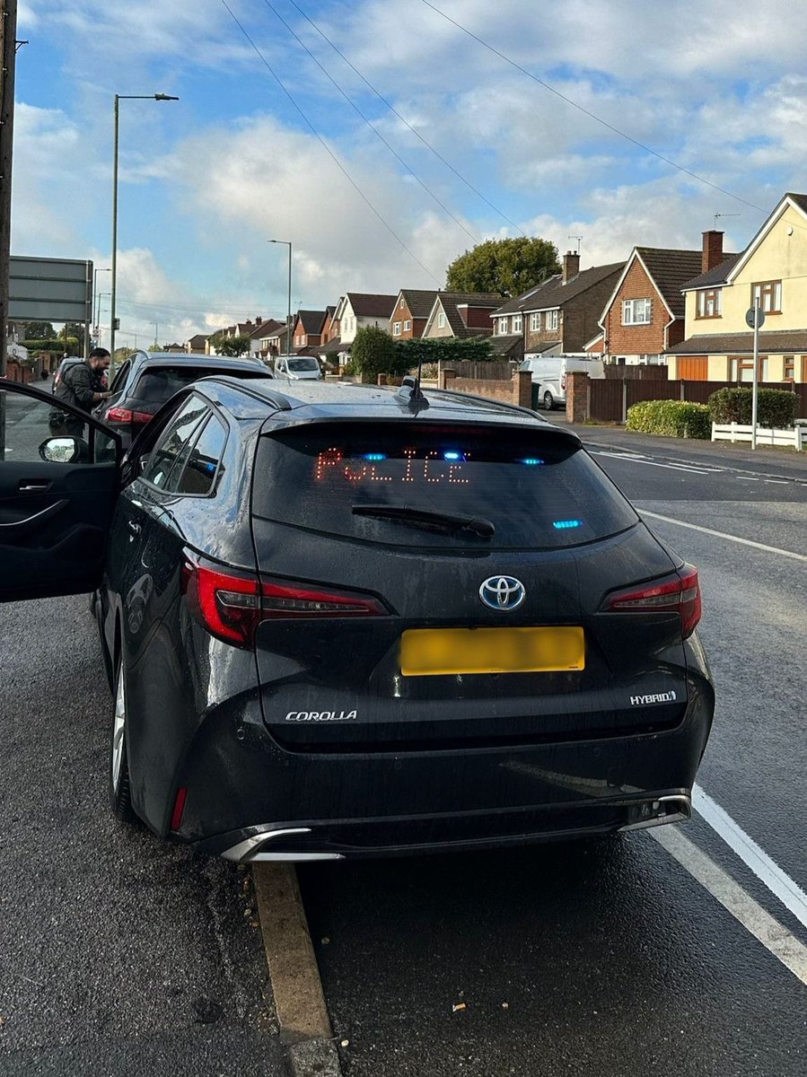 SurreySpecials's tweet image. Whilst returning to base, this driver began driving aggressively behind our Proactive Arrest Team; tailgating, driving at speed - all whilst on his phone!

Looked quite sheepish upon being stopped - Particularly when he learnt that his impending points would revoke his licence!