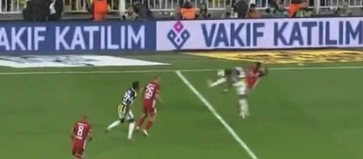 Erman Toroğlu: “Dışarıdaki pozisyona penaltı verildi. Üstüne VAR’da onayladı. Yapı diyorlar, yapı bu.”