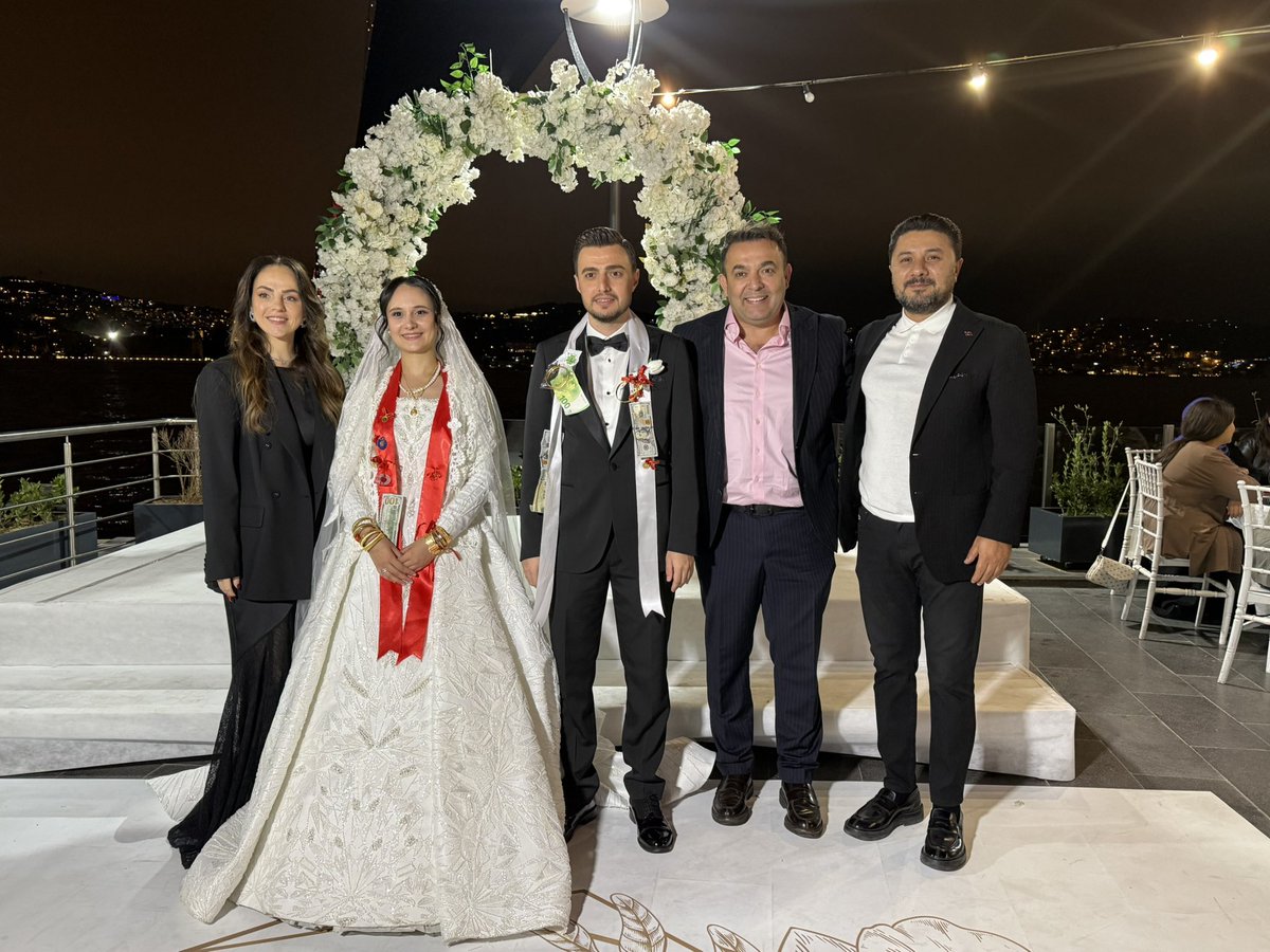 Ak Parti MKYK dahil bir çok kademede görev alan , görevi boyunca takdirler alan , Osman Akgül    Kardeşimin İstanbul’daki Düğün Davetine katılmanın mutluluğu içindeyim , yeni evlenen çiftlere Allah İki Cihan Saadeti nasip etsin. 

Ekranların Sevilen Yüzü , Kıymetli Dostum  Tahir