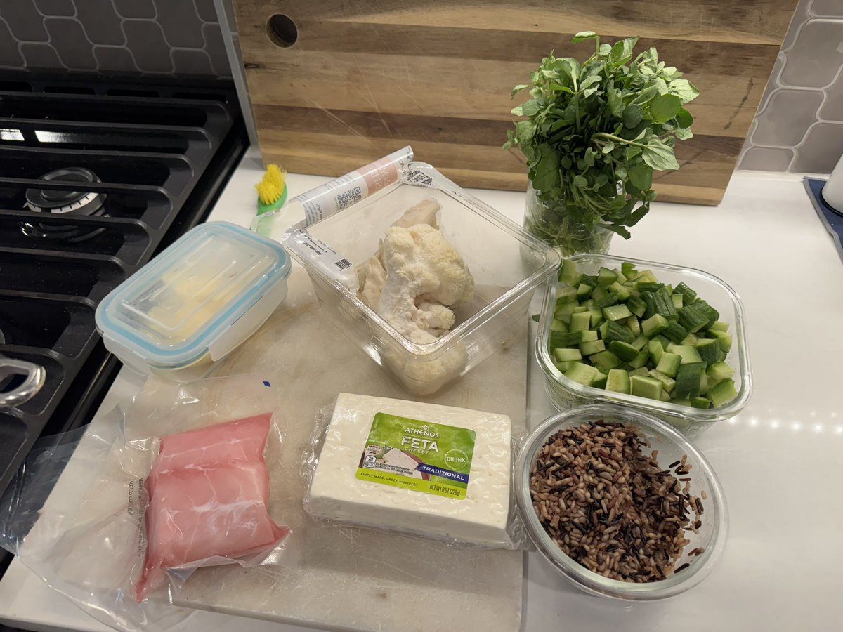 soodelores's tweet image. Today’s lunch: Red snapper topped with lionmanes mushroom and wild rice with a side salad of watercress, avocado, feta cheese and Persian cucumber drizzled with avocado oil and balsamic vinegar. #sundays