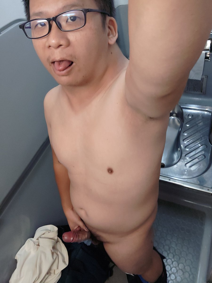 回高雄約到一個國小學弟~~
以前還是一個比我矮的可愛小胖弟
現在整個比我高很多呢~~~