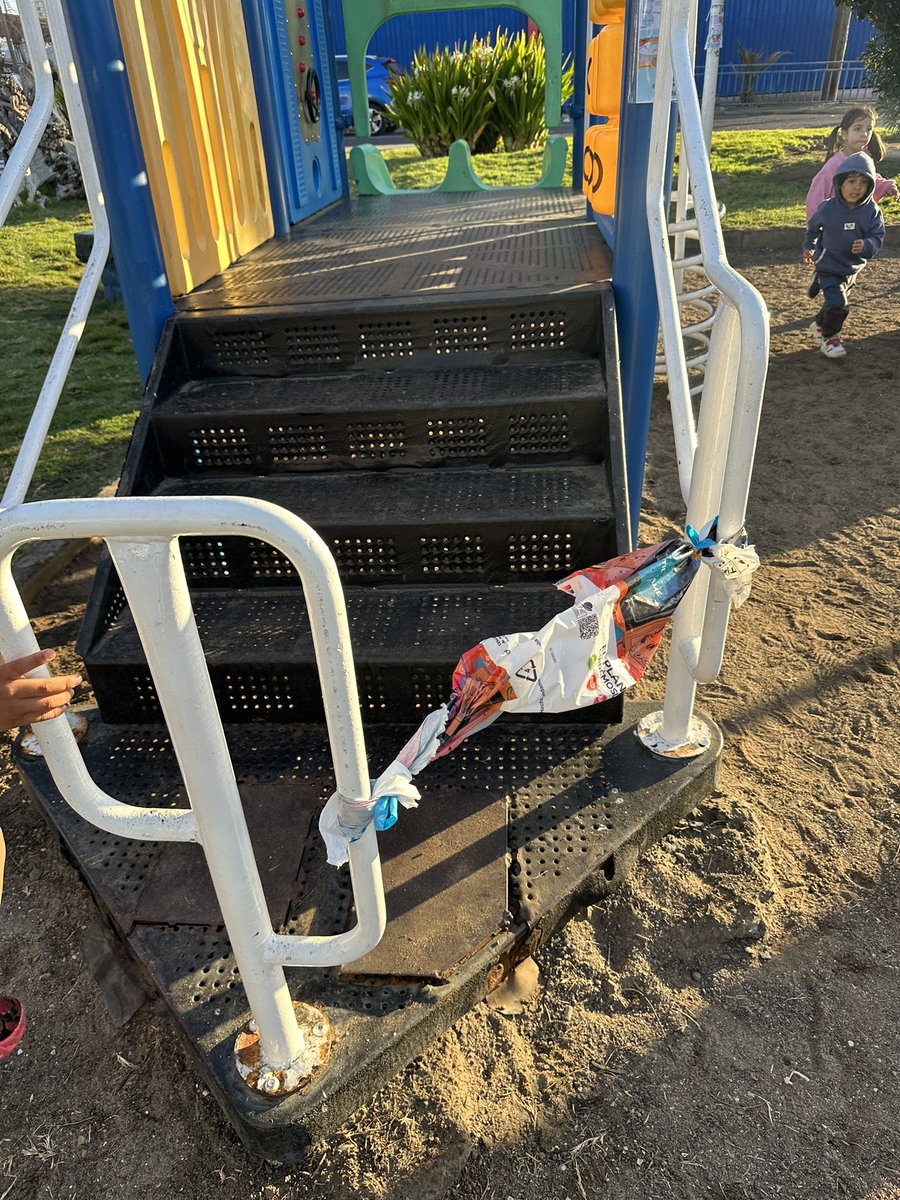 Alcalde <a href="/SachaRazmilic/">Sacha Razmilic</a> hay un latón muy peligroso en la plaza al costado de Liceo A. Sabella. Pusimos eso por mientras agradecemos la gestión para el arreglo!!