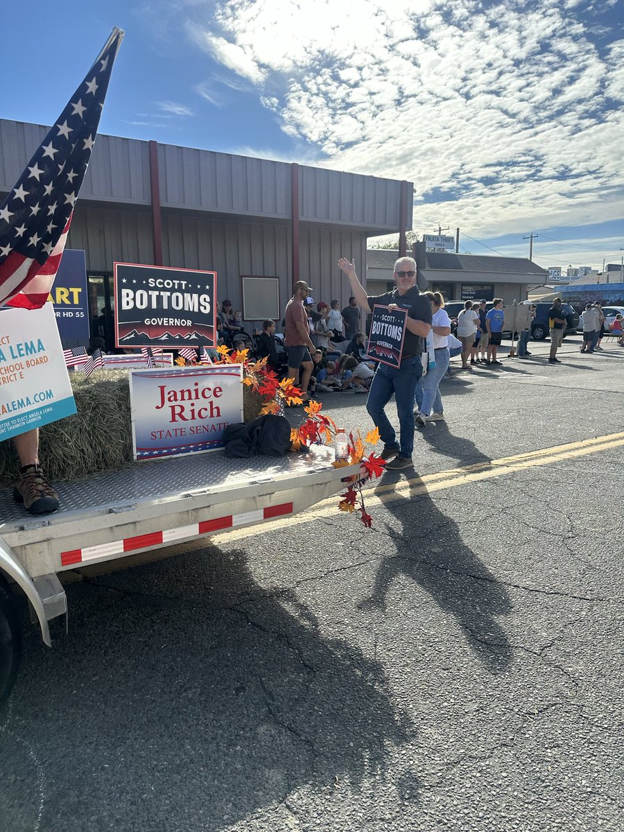 ScottBottomsCO's tweet image. We had a great time walking in the Fall Festival Day Parade in Fruita, CO! It was great meeting so many fellow Coloradans ready to Reclaim Colorado! #ReclaimColorado #ScottBottoms4Governor