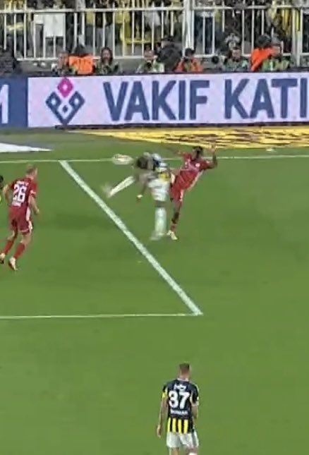 Penaltı jokeri devrede ...
24 tane kameranın yakalayamadığı temeası hakem gördü..

Haramzadelik ile şampiyon olunmaz...

#FBvANT