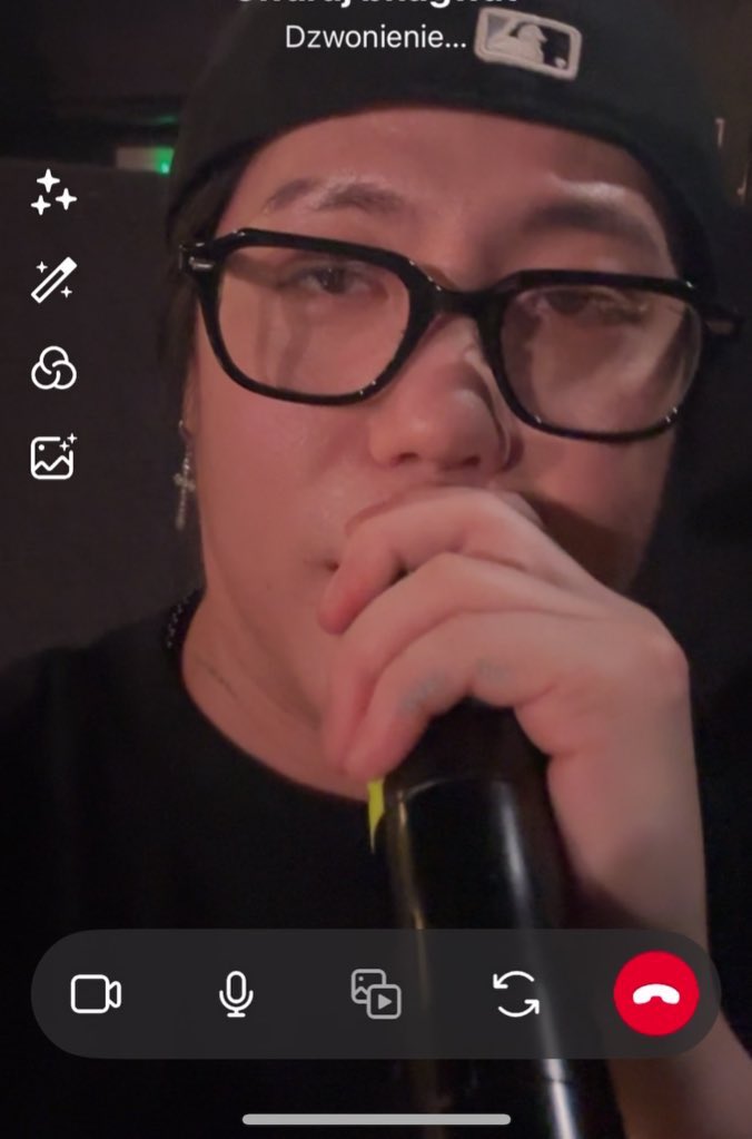 blueberrybloo's tweet photo. BLOO CALLED MY FUCKING BF AT HIS FUCKING CONCERT IM GONNA DIE https://t.co/N72bVhbZ0o