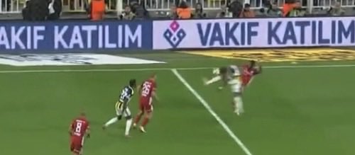 tribunGS's tweet photo. Az önce Fenerbahçe’ye böyle bir penaltı verildi. Fenerbahçeli futbolcuya müdahale yok, üstelik pozisyon dışarıda. https://t.co/ftK2yGSvJ1