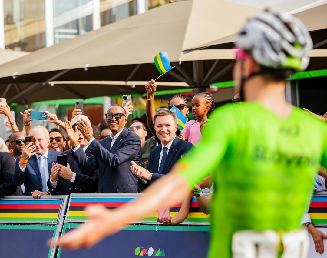 FNimfura's tweet image. Quelle semaine historique👌🏾
#Kigali2025 a fait vibrer le monde pour les Mondiaux @UCI_cycling 🌍🚴🏾♂️
🔥 Public incroyable.
✅ Organisation impeccable.
💪🏾 Des cyclistes héroïques face au Mur de Kigali.
Un moment gravé dans l’histoire du cyclisme 👏🏾👏🏾
#UCIWorldChampionship2025