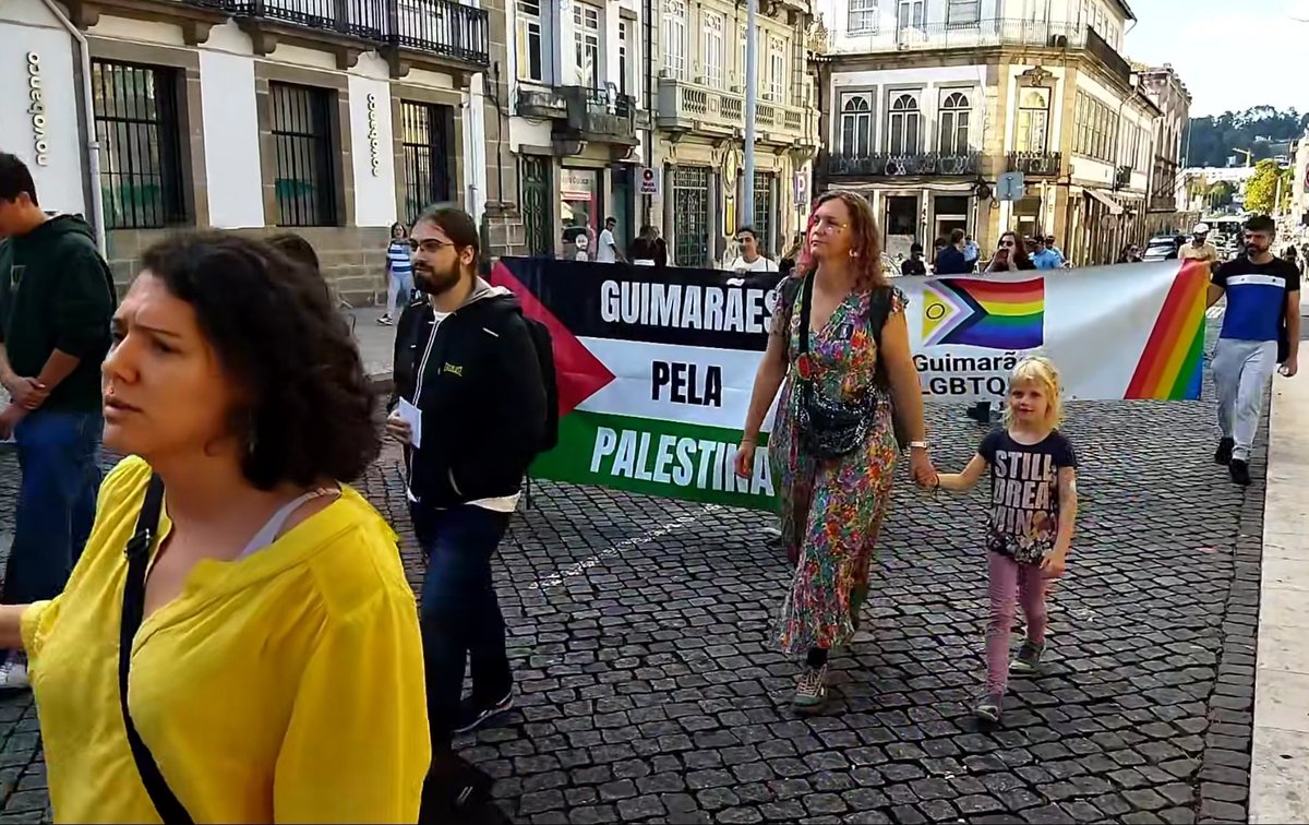 RamJOF's tweet photo. Marcha LGBT em Guimarães, na tarde deste domingo.

Coitada da criança, não tem hipótese. 😢 https://t.co/tGyhyYrvpY