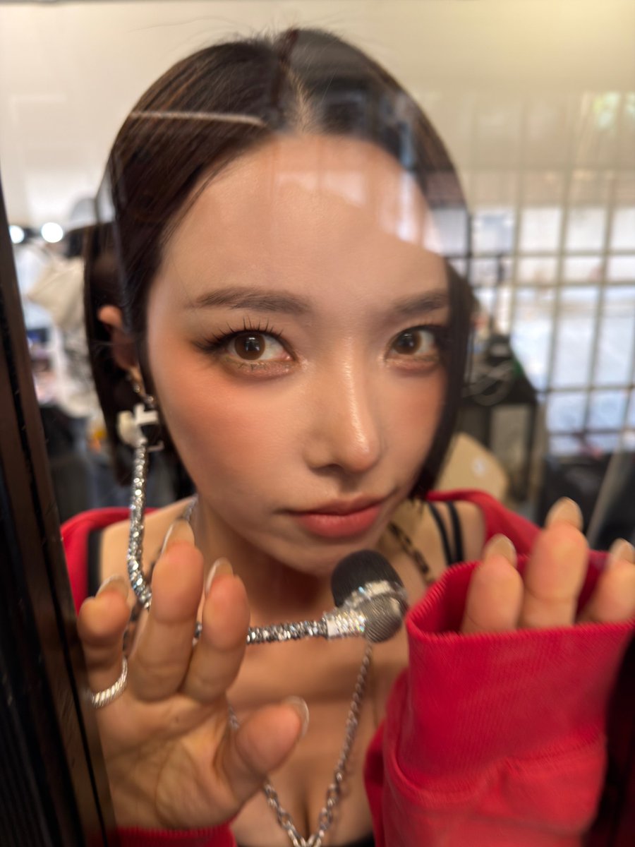 sominchive's tweet photo. she's such a baby 😭🤏 https://t.co/h3nnVg261a