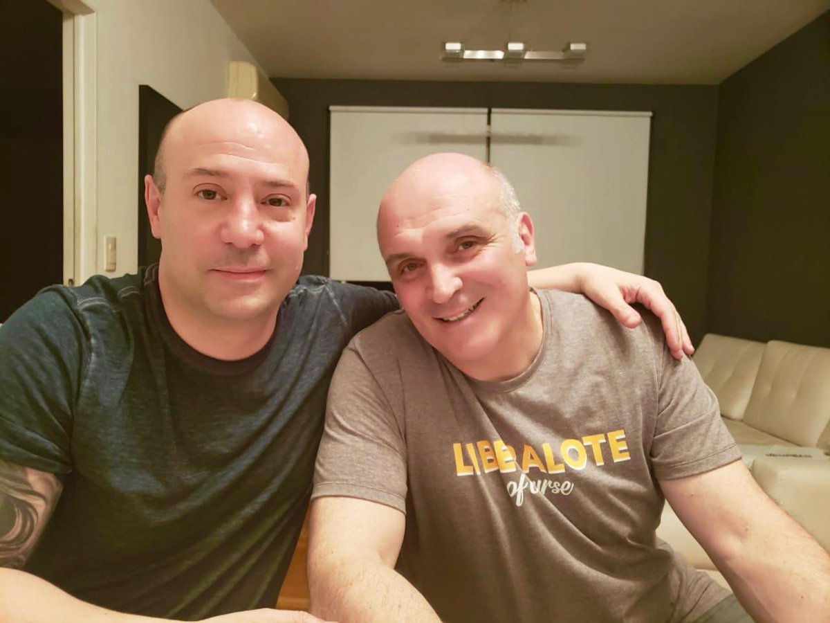 El narco te hace ganar 200 mil dólares y vos te gastas la mitad en este pelado taxy boy super dotado.