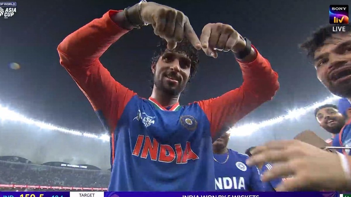 Teamindiacrick's tweet photo. TILAK VARMA - A NATIONAL HERO...!!! 🥺

WE LOVE YOU ♥️🫶 https://t.co/hMccMEifo3