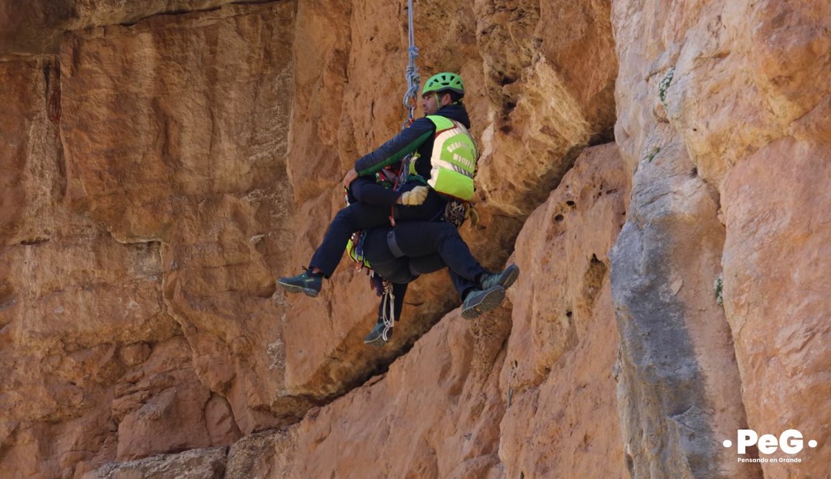 guardiacivil's tweet image. 🚁🏔️ Acompáñanos al corazón del #GREIM, los grupos de rescate en montaña de la #GuardiaCivil. 

3 días con ellos en entrenamientos extremos: 
▶️ rescates en cuevas
▶️ pozos
▶️ paredes verticales y 
▶️ operaciones en alta montaña 

🎥 Descubre el lado más humano de estos héroes en