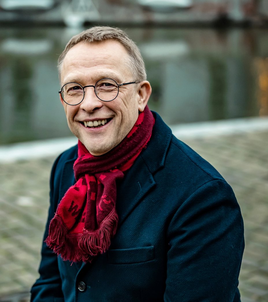 JanWostyn's tweet photo. Een degelijke @FredericDeGucht in de #zevendedag maar een ergerlijke beslissing van de #VRT om slechts 1 kandidaat een kans te geven zich voor te stellen en nog ergerlijker van @vadderiVRT om verschillende keren te doen alsof alles al beklonken is.

Het democratisch fatsoen bij iemand als @vadderiVRT ontbreekt gewoon compleet.

Dat was zo bij de stemtest, dat is zo bij deze interne verkiezingen bij de #OpenVLD.

Boeken schrijven met als ronkende titels “Vertrouwen in verkiezingen” maar tegelijkertijd zo’n dédain tonen voor kiezers en verkiezingen valt totaal niet te rijmen.

De keuze om slechts één van de kandidaten uit te nodigen is simpelweg antidemocratisch.

De keuze om nieuwe bewegingen gewoon bij voorbaat te weren uit een stemtest is fundamenteel antidemocratisch.

En dat allemaal met belastinggeld, dus ook van de 2 andere kandidaten of nieuwe bewegingen.

Foei en bah.

Wanneer België erg zwak scoort op internationale democratierankings is dat mede de verantwoordelijkheid van de #VRT én de #RTBF, want die is geen haar beter.