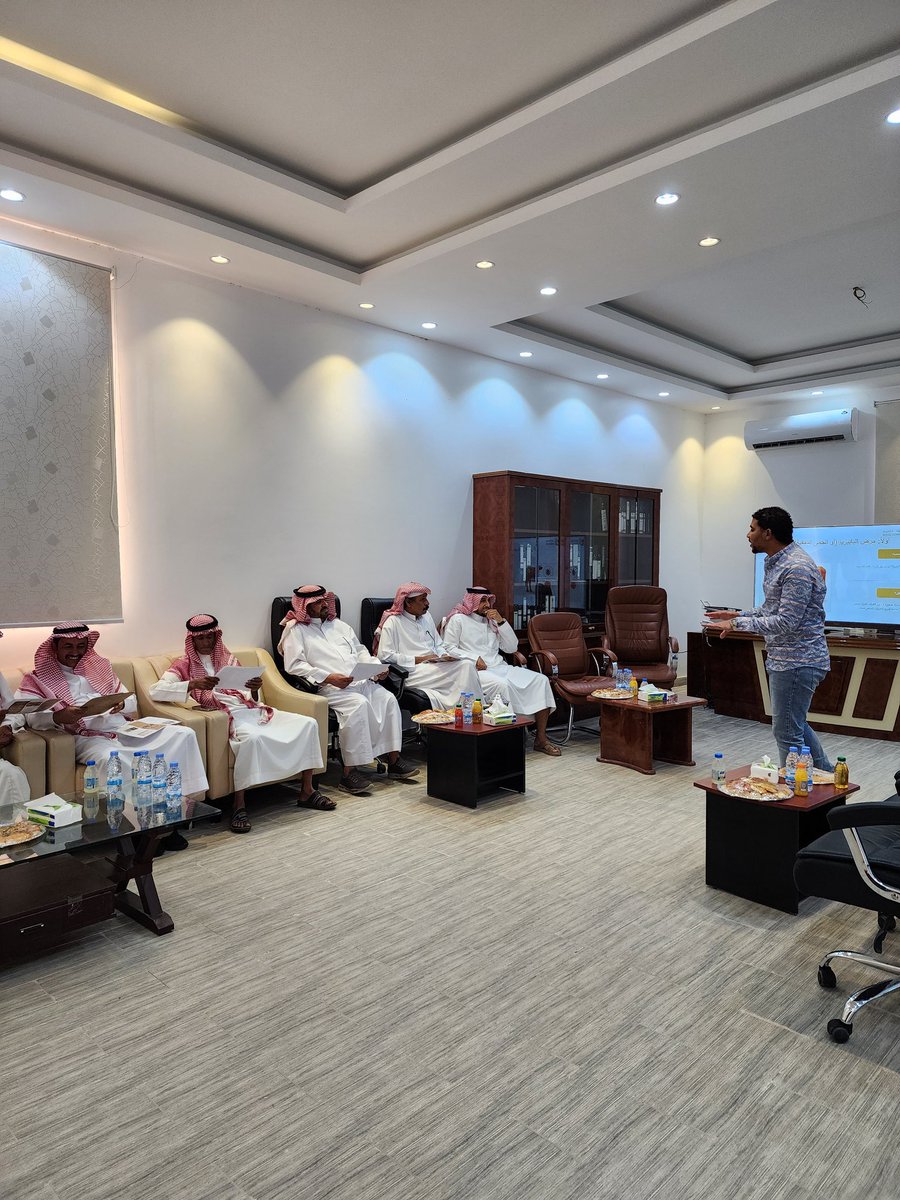 nsg_a's tweet photo. #استضافة 
استضافة #بر_مغيراء مشروع المزارع النموذجية التابع للهيئة الملكية لمحافظة العلا، وذلك ضمن ورشة عمل بعنوان #طفيليات الدم في حيوانات المزرعة ، وتهدف لتعزيز الوعي والمعرفة 
@RCU_SA 
@nsg_a https://t.co/uBVdnIamTZ