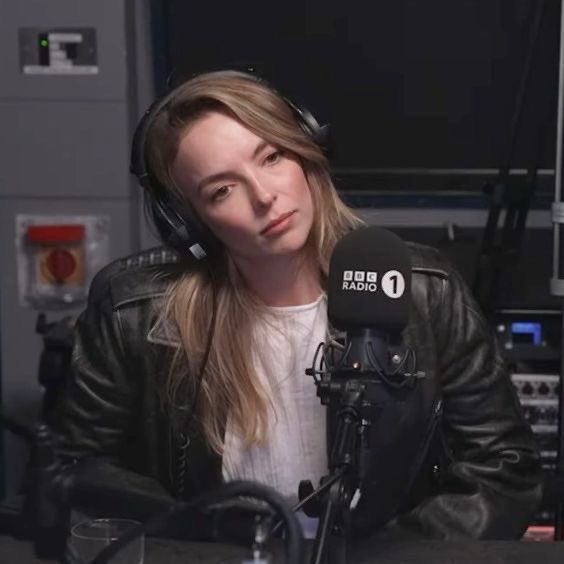 sweet_nature10's tweet photo. jodie comer in a leather jacket >> https://t.co/nwBQrfVv2c