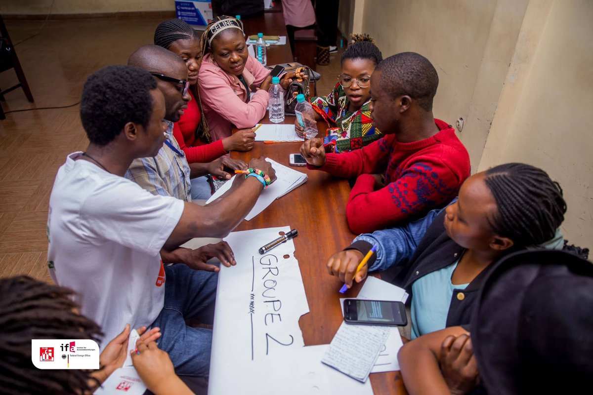 fidele_kitsa's tweet photo. Deuxième jour de notre session de formation sur "La prévention de la désinformation toxique pour lutter contre les discours de haine". 

Des travaux en groupes, les participants profitent de ces carrefours de réflexion pour discuter, échanger leurs idées voire même proposer des solutions pour contrer la désinformation, combattre les discours de haine et promouvoir la paix.

Ces jeunes leaders et acteurs de paix apprennent à développer l’esprit critique, à comprendre la désinformation ainsi que les discours de haine et leurs conséquences pour lutter contre ces fléaux dans la communauté et promouvoir la cohabitation pacifique et la cohésion sociale. 

Cette atelier s’inscrit dans le cadre du projet "Les jeunes ouvrent la Voie pour la Paix au Nord-Kivu" implémenté par @RfiRdc afin de promouvoir le vivre ensemble, la cohabitation pacifique, la prévention des conflits communautaire et identitaires, la lutte contre les discours de haine dans la ville de Goma et le territoire de Nyiragongo.

#StopFakeNews #StopDesinformation #stophatespeech #peacemaker #RDC #goma #Nyiragongo #EMI #MIL #EducMédiasInfo #Amani #paix