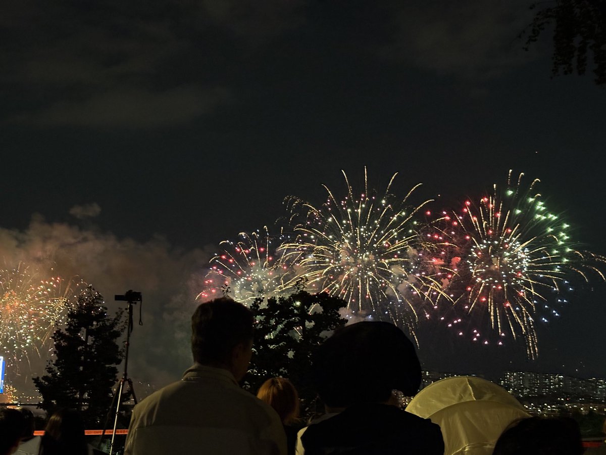 갤러리 정리하다 불꽃놀이 본 거 사진 투척합니다 ! 내일은 <a href="/Everlyn_ai/">Everlyn</a> 으로 불꽃놀이 영상 생동감있게 프롬프트 짜봐야겠네요 다들 이번 한주도 힘내봅시다 <a href="/KaitoAI/">Kaito AI 🌊</a>