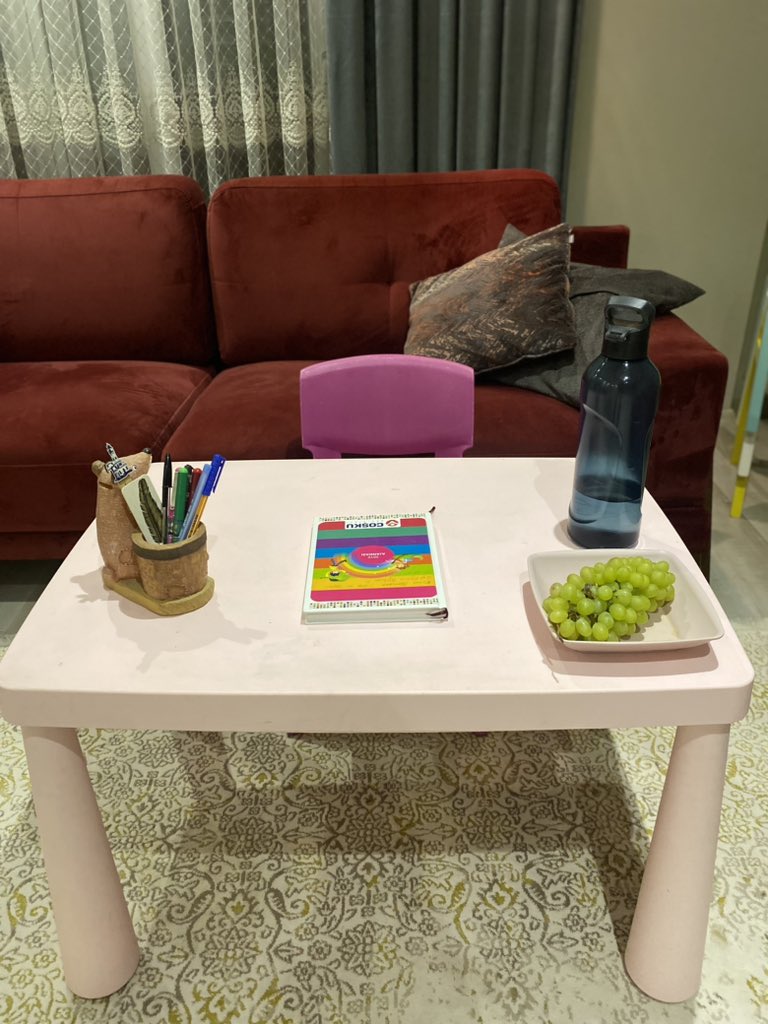 Yeğenimin masasını birazcık ele geçirdim de 😂🤪