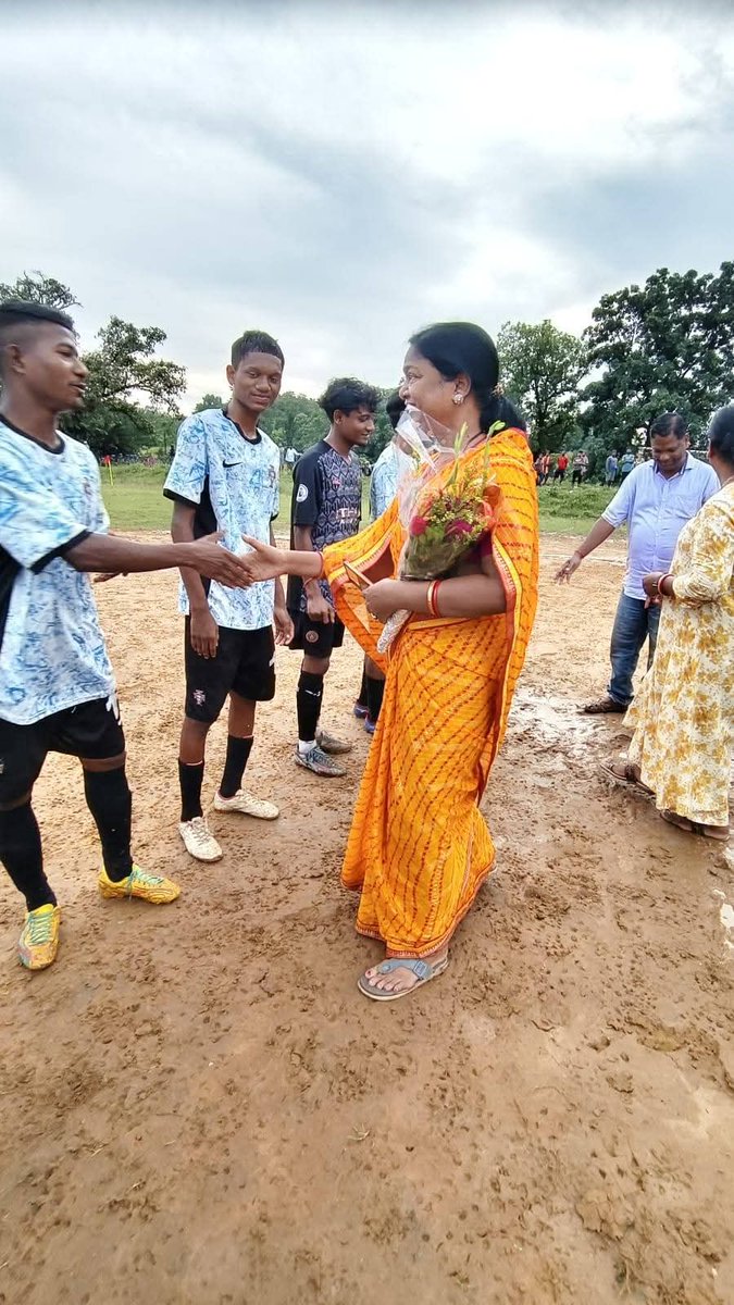 _PK_BJP's tweet photo. ଆଜି ଡୁମେରମୁଣ୍ଡା ନେତାଜୀ କ୍ଲବ ଆନୁକଲ୍ୟରେ ଆୟୋଜିତ ଫୁଟବଲ ଟୁର୍ଣ୍ଣାମେଣ୍ଟରେ ମୂଖ୍ୟ ଅତିଥି ଭାବେ ଯୋଗ ଦେଇ ଦୁଇ ଦଳର ଖେଳାଳୀମାନଙ୍କ ମନୋବଳ ବୃଦ୍ଧି କରିବା ସହିତ କ୍ଲବର ଯୁବକ ବନ୍ଧୁ ମାନଙ୍କୁ ସାଧୁବାଦ ଜଣାଇଥିଲି। https://t.co/CrJFHulG9R