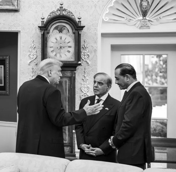 MashwaniAzhar's tweet photo. Lol. This is official photograph of @WhiteHouse. Here is the link: https://t.co/YkA1eWtRTL
Koi sharam karlo Azaad k jhotay Ghulamo. https://t.co/6kc0xtFAZy
